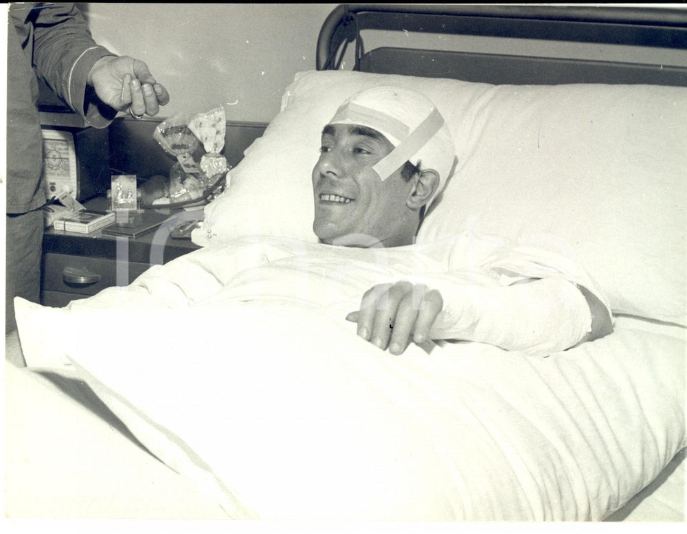 Fotografia d epoca originale 1955 ca CALCIO Giocatore Benito LORENZI in ospedale dopo incidente Foto 18x13 1