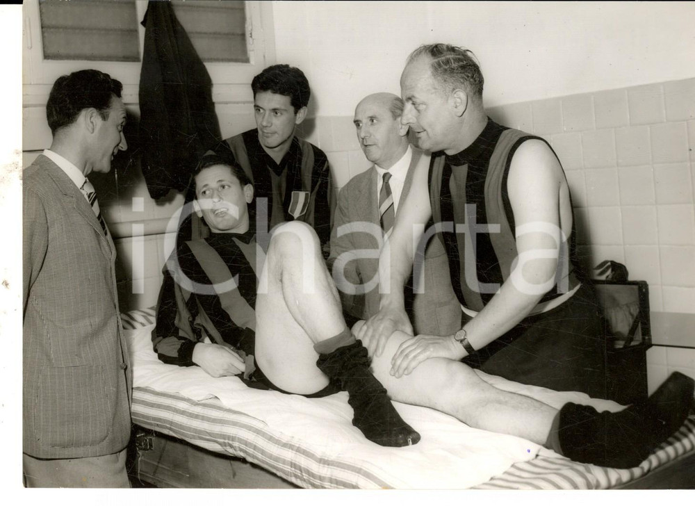 Fotografia d epoca originale 1956 CALCIO MILANNOVARA Massaggio per Juan Alberto SCHIAFFINO pre partita Foto 1