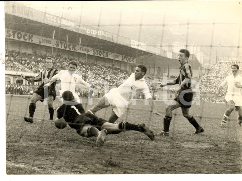 Fotografia d epoca originale 1960 ca CALCIO SAMPDORIA MILAN Ernst OCWIRK in area Foto 18x13 cm 1