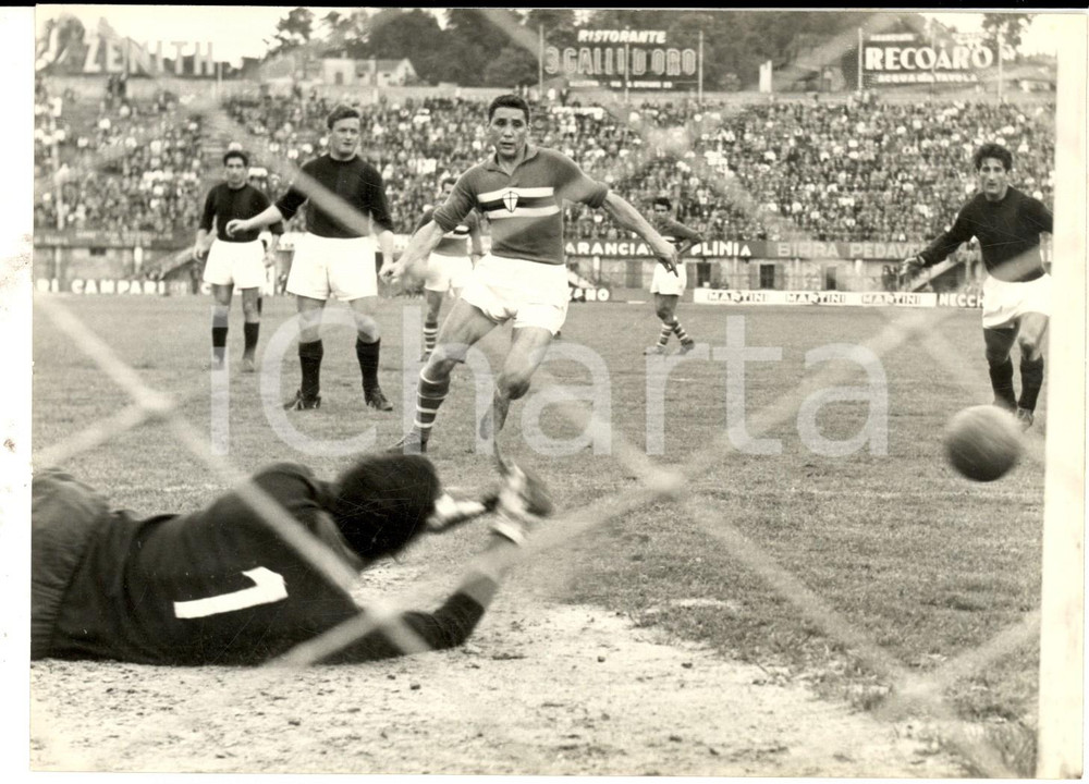 Fotografia d epoca originale 1960 ca CALCIO BOLOGNASAMPDORIA Respinta di Attilio SANTARELLI Foto 18x13 cm 1