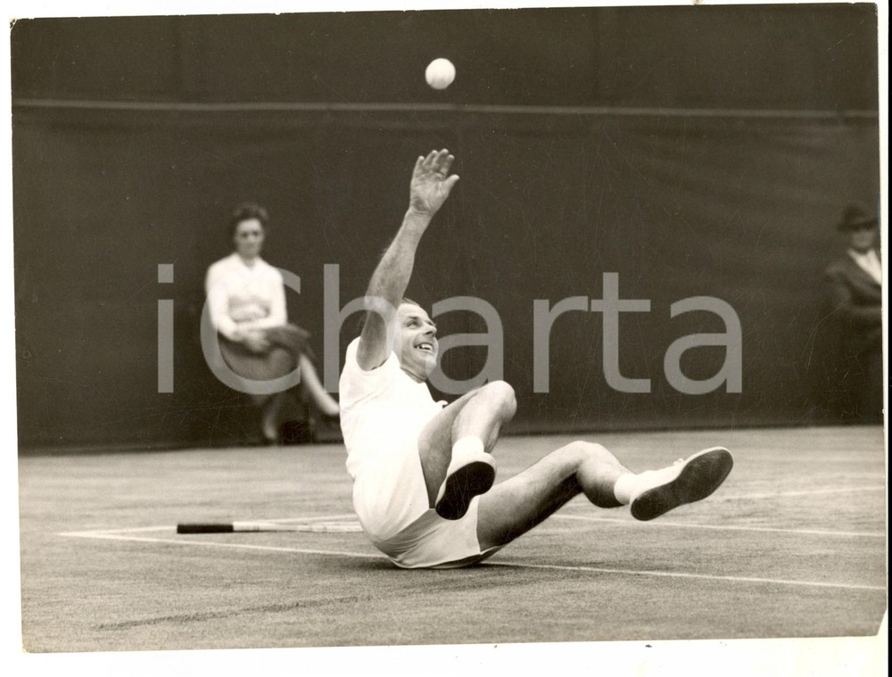 Fotografia d epoca originale 1955 TENNIS WIMBLEDON Wladyslaw SKONECKI sprawls during a match Photo 18x13 cm 1