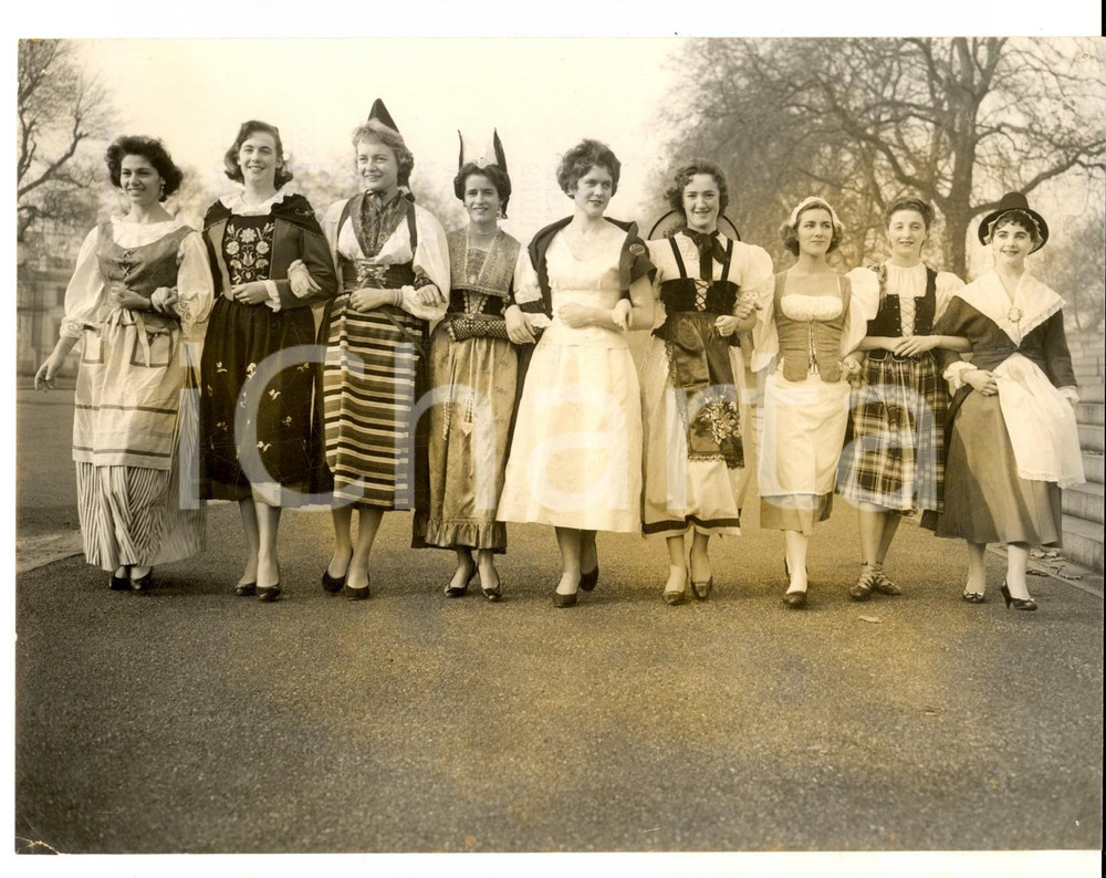 Fotografia d epoca originale 1957 LONDON ROYAL ALBERT HALL Girls in their national costume Photo 18x13 cm 1