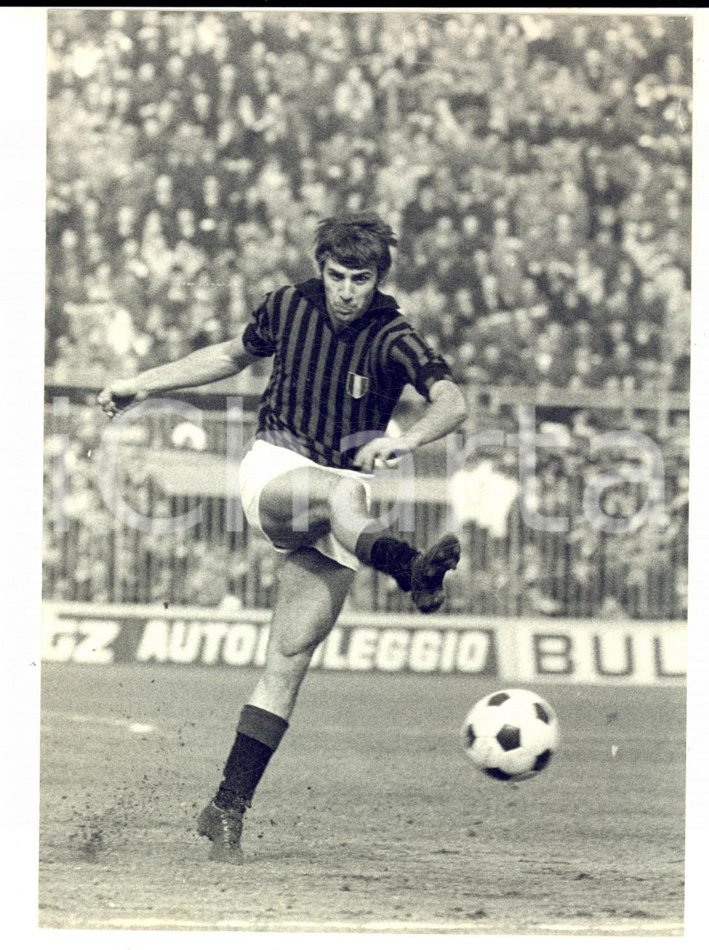 Fotografia d epoca originale 1969 CALCIO SERIE A MILANINTER Forte tiro di Pierino PRATI Foto 14x18 cm 1