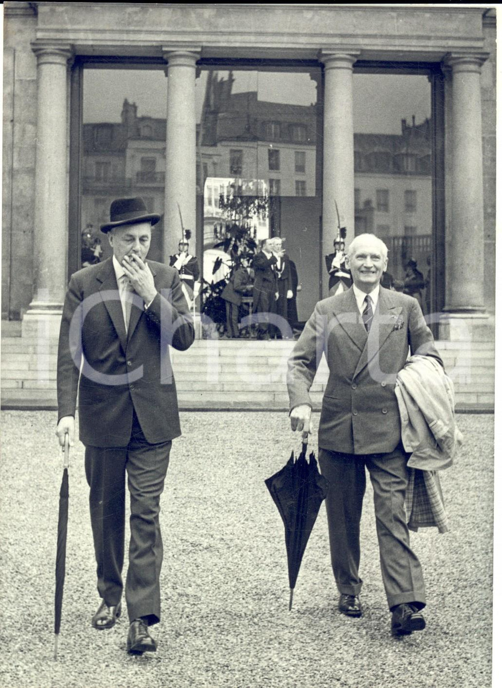 Fotografia d epoca originale 1960 PARIS ELYSEE Sir Bernard MONTGOMERY con Gladwyn JEBB Foto 13x18 cm 1