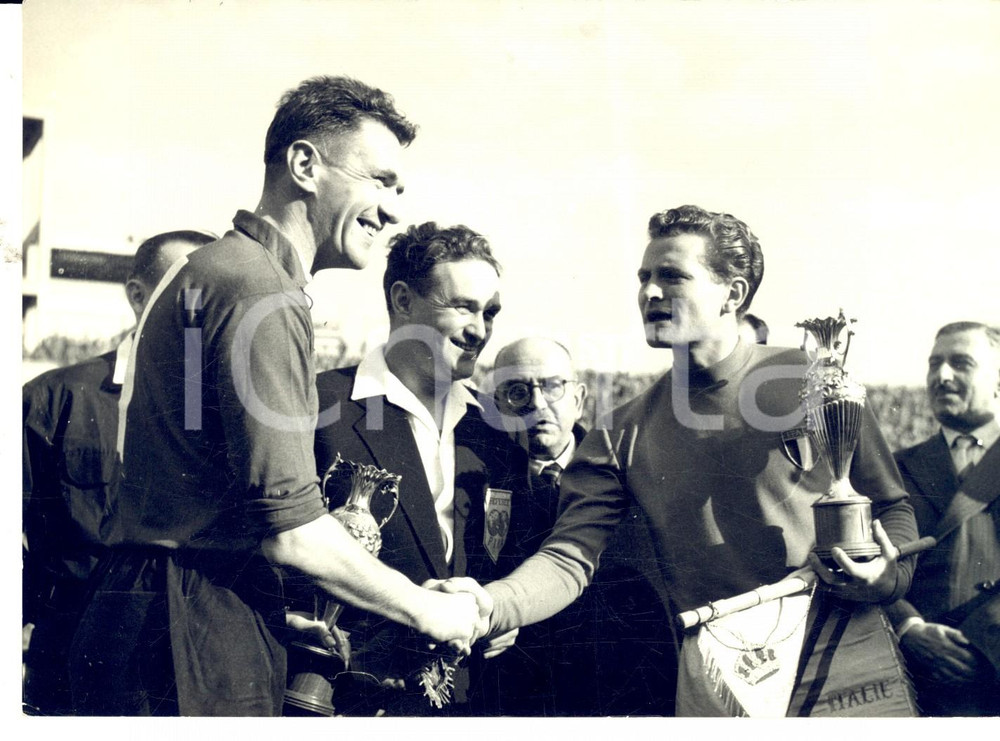 Fotografia d epoca originale 1954 CALCIO MONDIALI SVIZZERA Giampiero BONIPERTI con la coppa 3Â° posto Foto 1