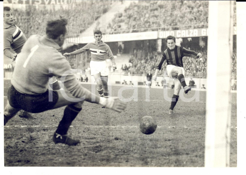 Fotografia d epoca originale 1960 ca CALCIO SERIE A MILANSAMPDORIA Tiro in porta di Gastone BEAN Foto 1