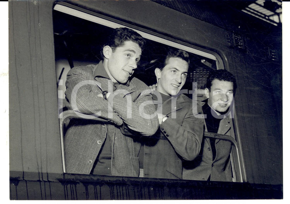 Fotografia d epoca originale 1956 CALCIO NAZIONALE Luigi BODI Gastone BEAN Orlando ROZZONI in partenza Foto 1