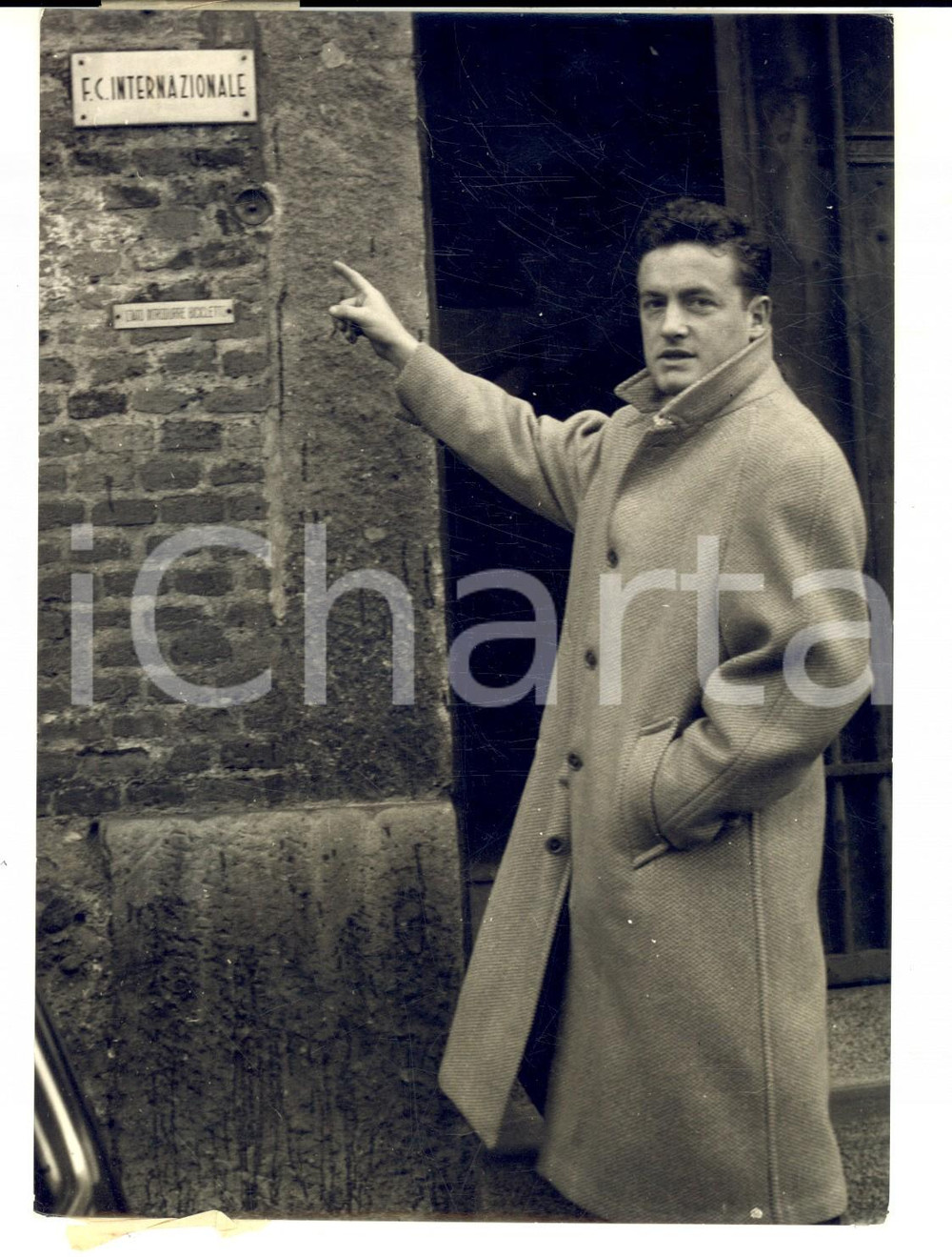 Fotografia d epoca originale 1954 CALCIO SERIE A INTER Antoine BONIFACI presso la sede del club Foto 14x18 1