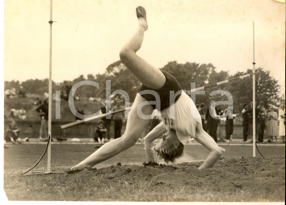 Fotografia d epoca originale 1957 LONDON CHISWICK HIGH JUMP Nina BLISS landing head first Photo 18x13 1