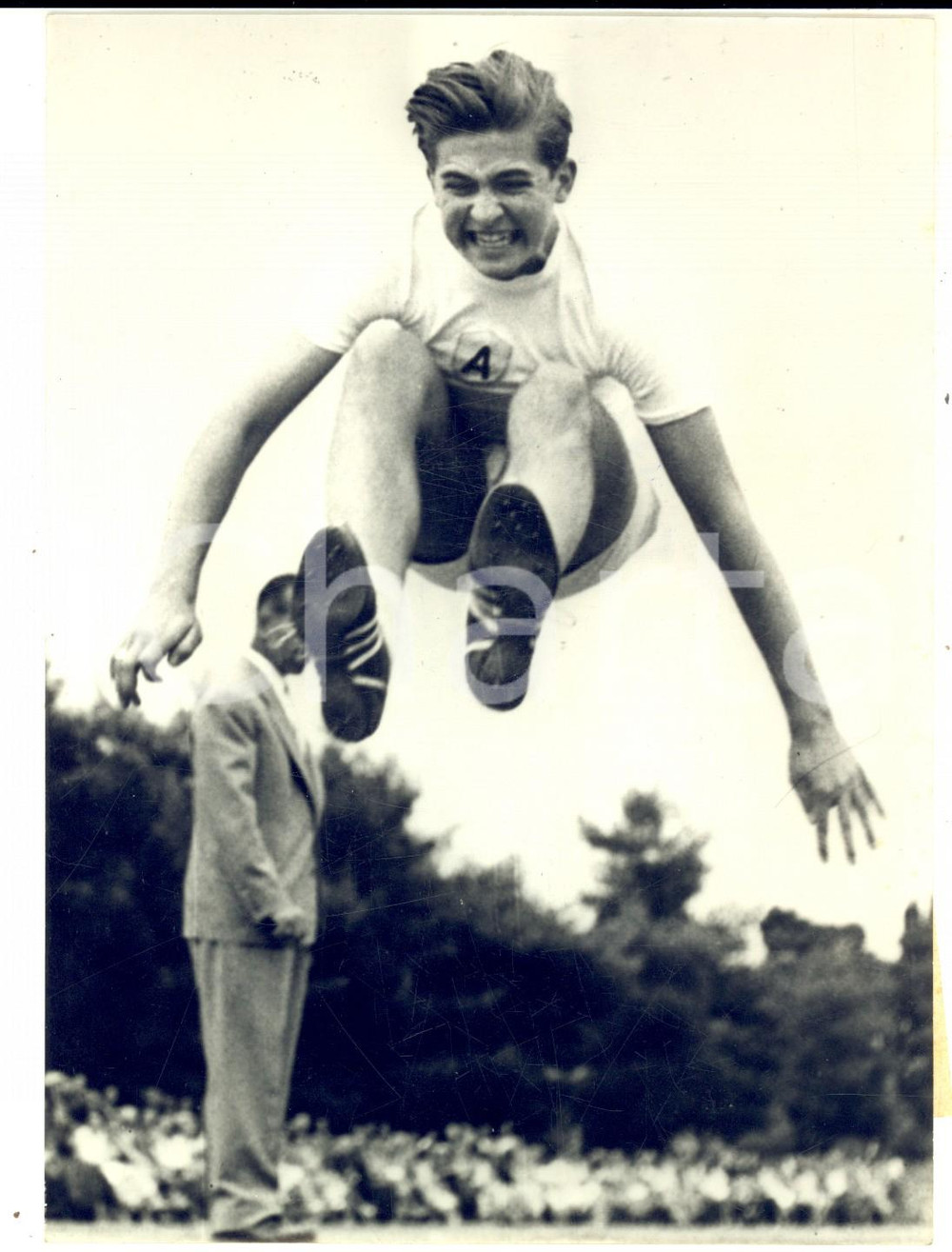 Fotografia d epoca originale 1957 ATENE Principe Costantino di Grecia si esibisce nel salto in lungo Foto 1