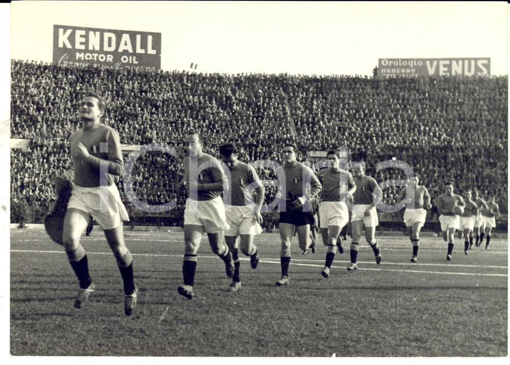 Fotografia d epoca originale 1955 ca CALCIO NAZIONALE Giampiero BONIPERTI in testa alla squadra Foto 18x13 1