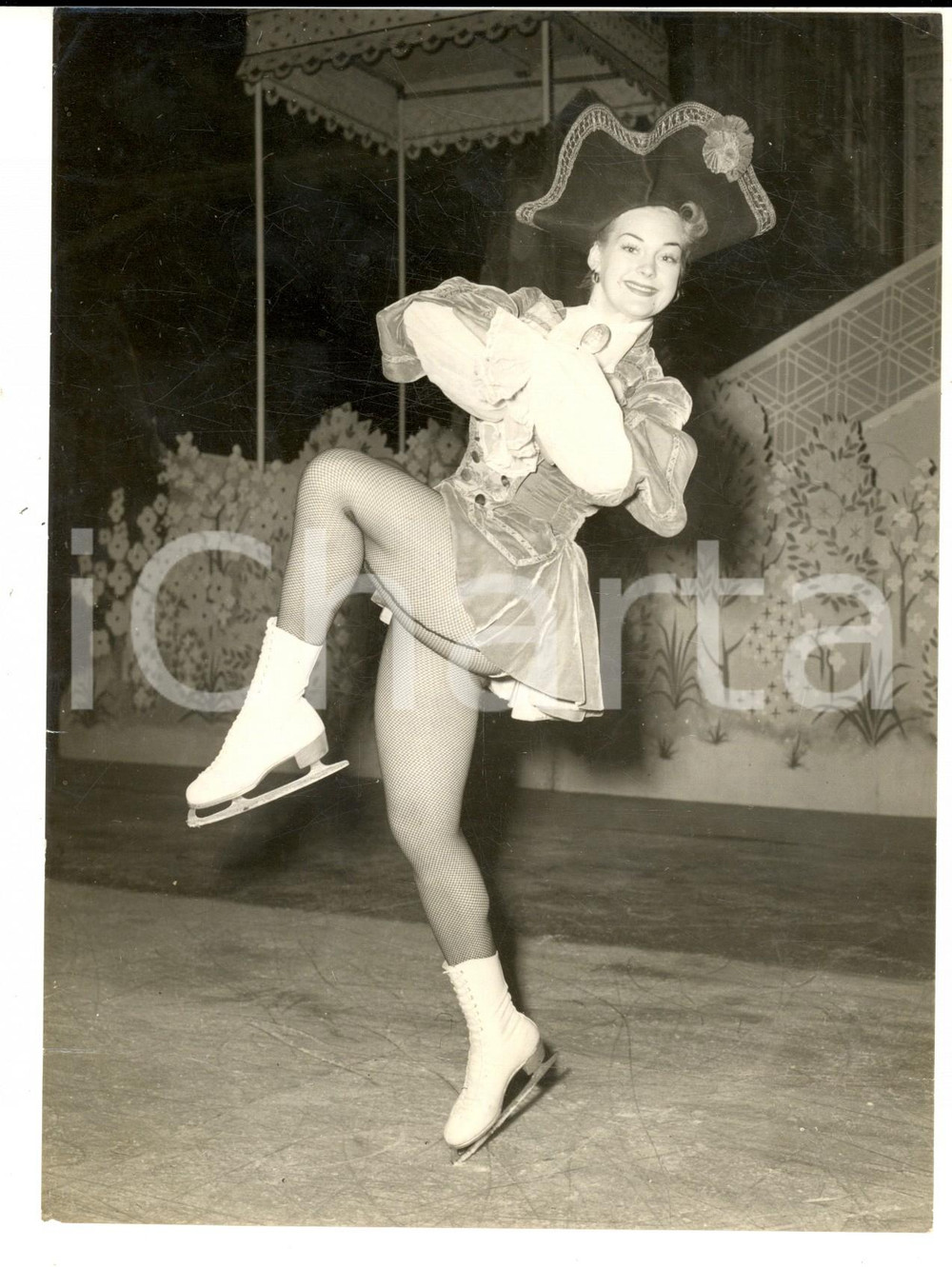 Fotografia d epoca originale 1953 LONDON Valerie MOON as a slave girl in Chu Chin Chow on ice Photo 16x21 1