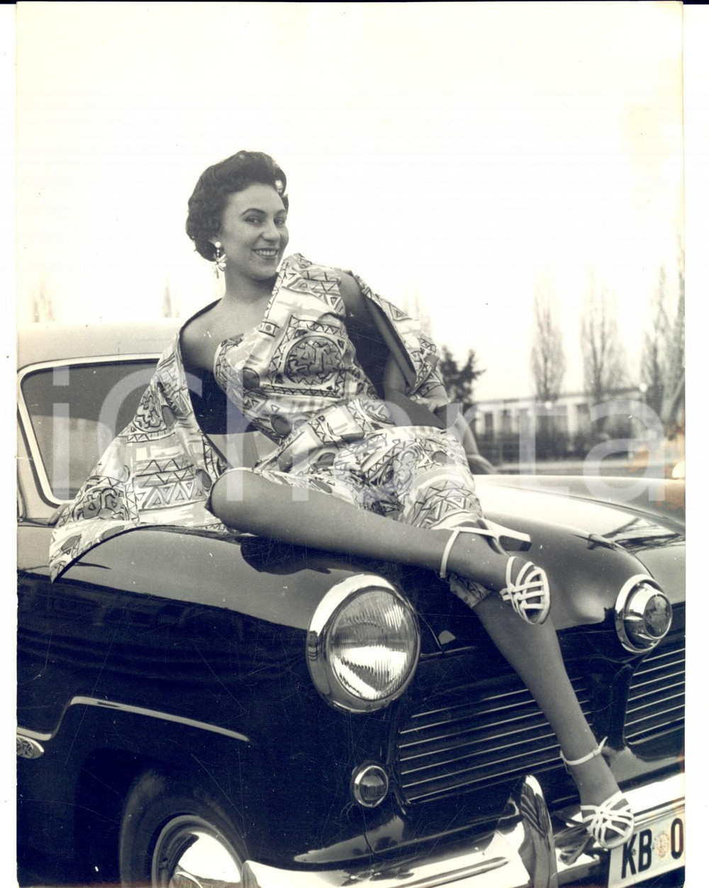Fotografia d epoca originale 1954 BERLIN Fashion show on motorcovers of some cars of latest model Photo 1