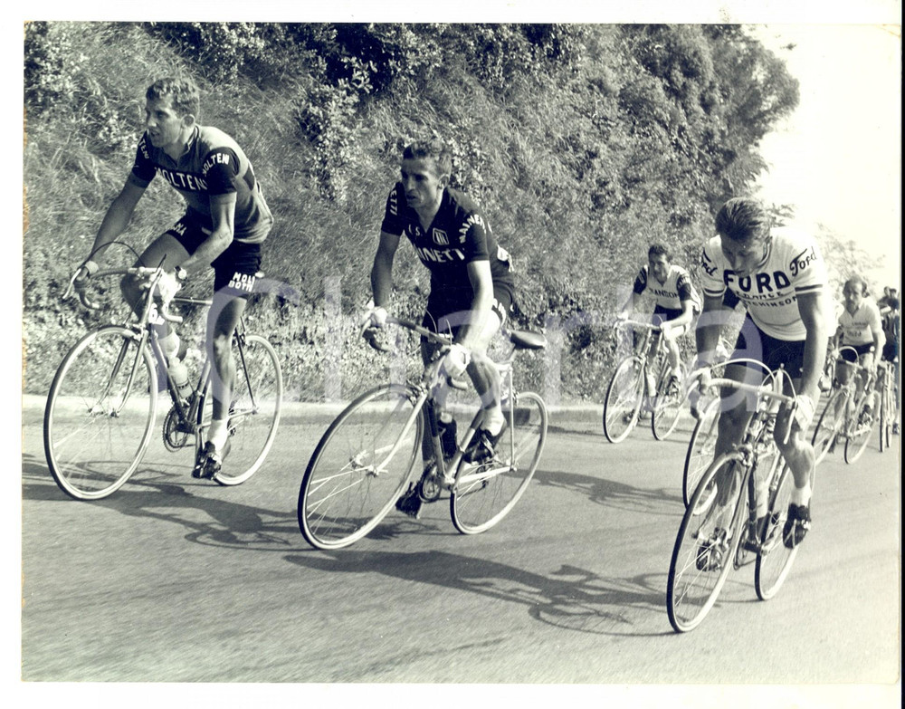 Fotografia d epoca originale 1966 CICLISMO 49Â° GIRO D ITALIA Tappa DIANO MARINAGENOVA MOTTA e JIMENEZ Foto 1