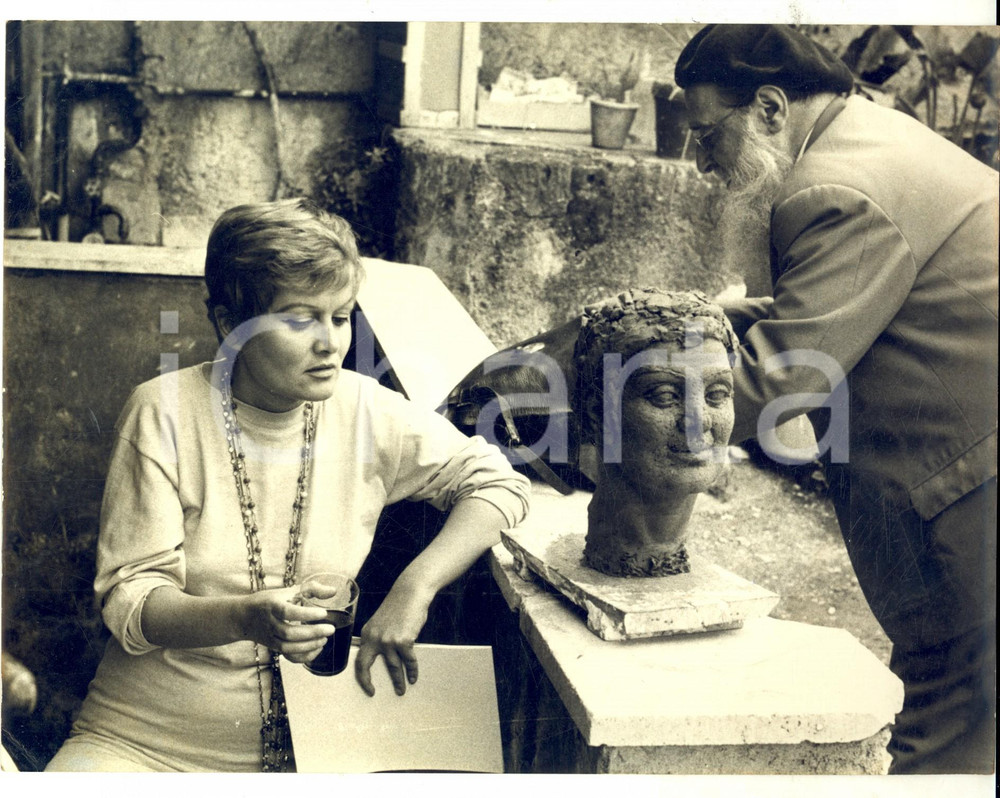 Fotografia d epoca originale 1960 ROMA Scultore SENSI realizza un busto per Novella PARIGINI Foto 24x18 cm 1