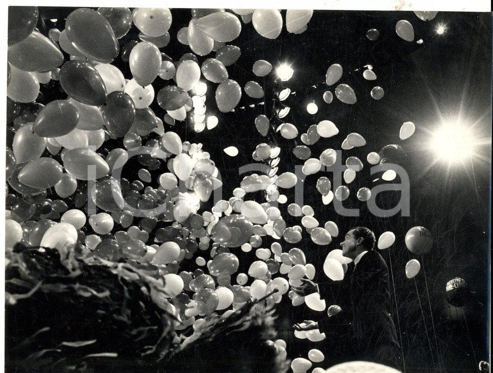 Fotografia d epoca originale 1968 NEW YORK MADISON SQUARE Richard NIXON saluta la folla dopo la vittoria Foto 1