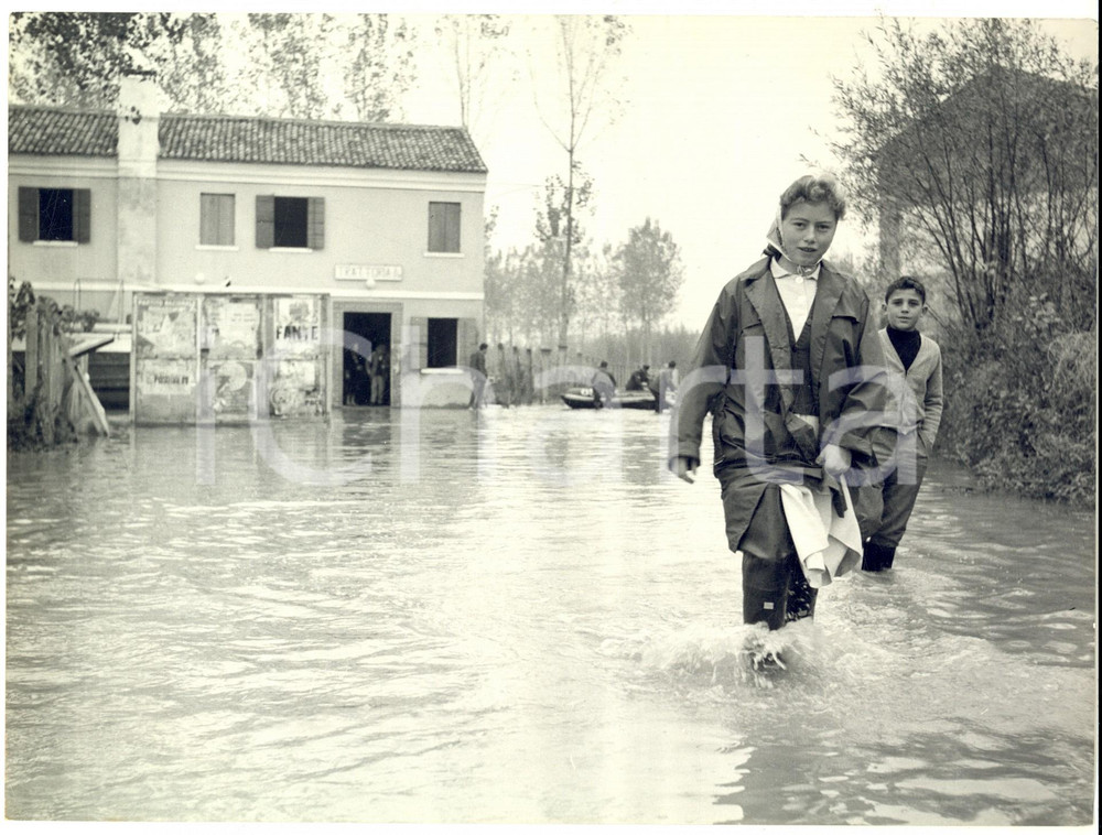 Fotografia d epoca originale 1960 ARIANO POLESINE Drammatico esodo delle vittime dell alluvione Foto 24x18 1