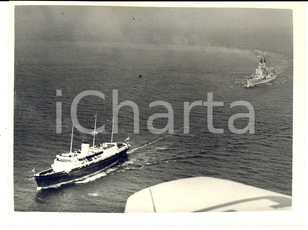 Fotografia d epoca originale 1954 ROYAL NAVY The Royal Yacht BRITANNIA in the English Channel Photo 20x17 1