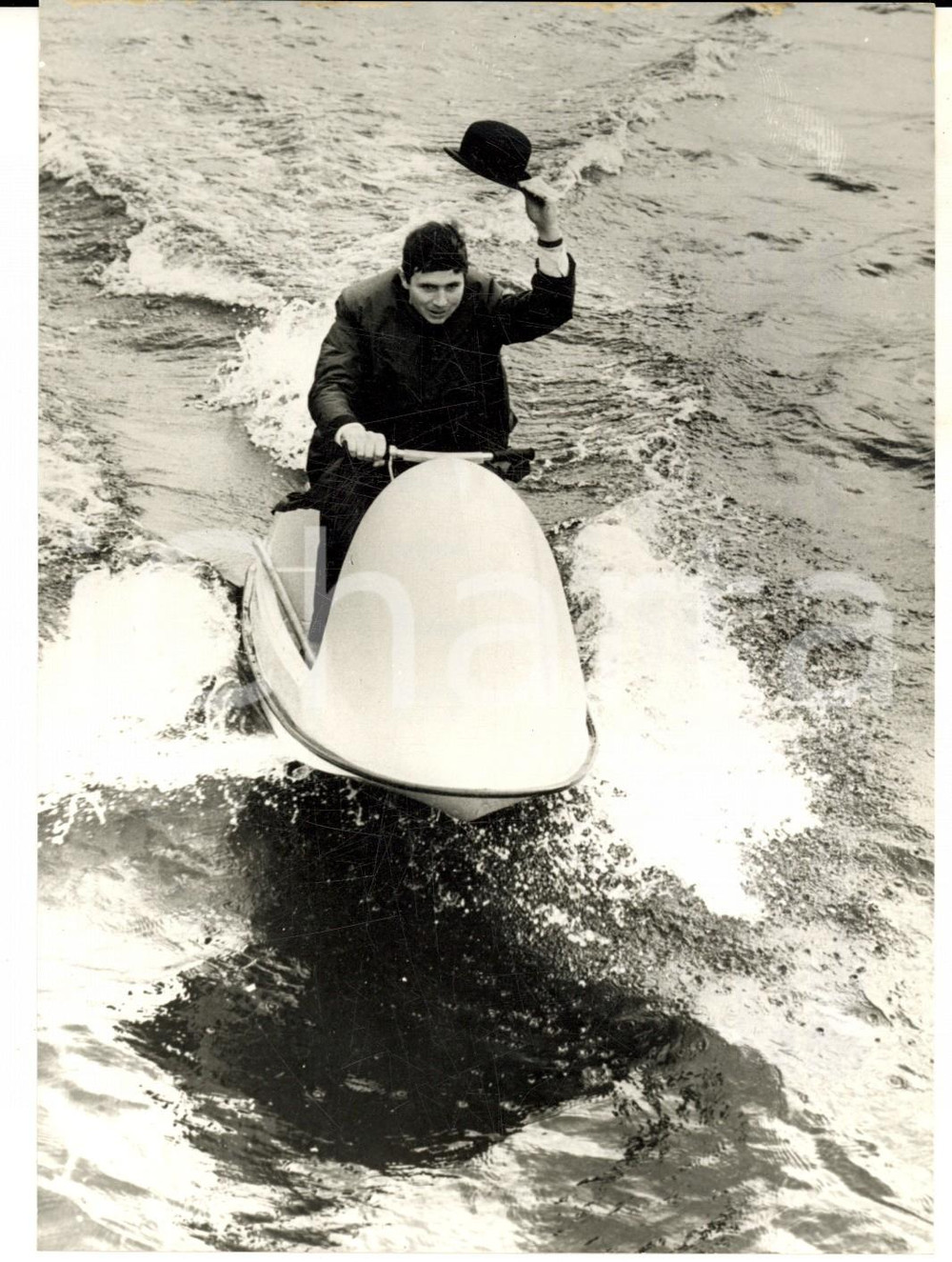 Fotografia d epoca originale 1967 LONDON Prova in bombetta di uno scooter acquatico sul Tamigi Foto 13x18 1