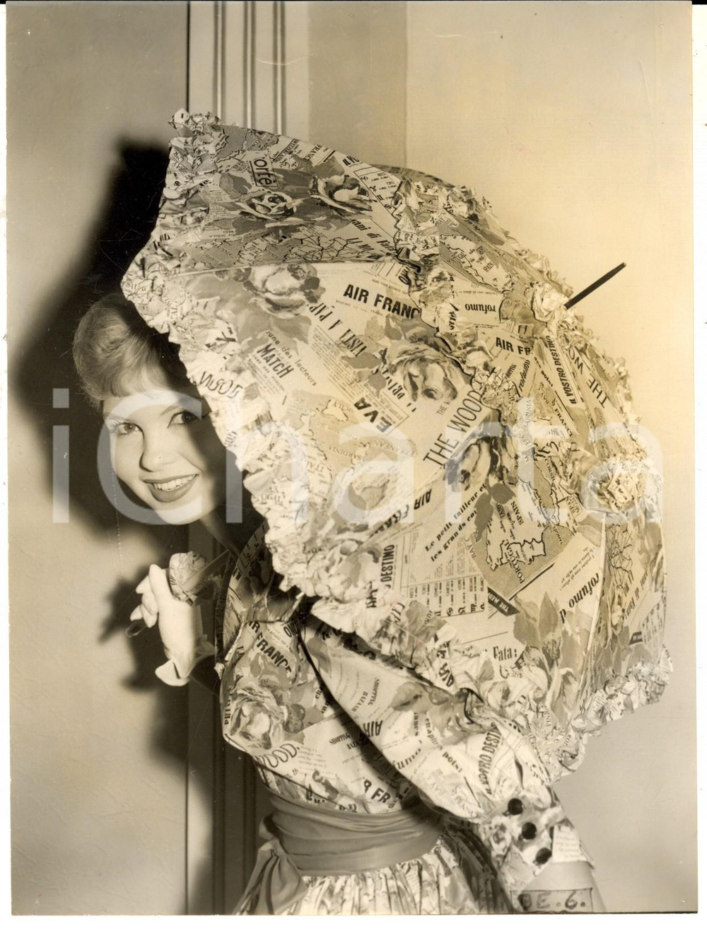 Fotografia d epoca originale 1957 LONDON FASHION FAIR Umbrella and dress by Elizabeth DUKE Photo 15x20 cm 1