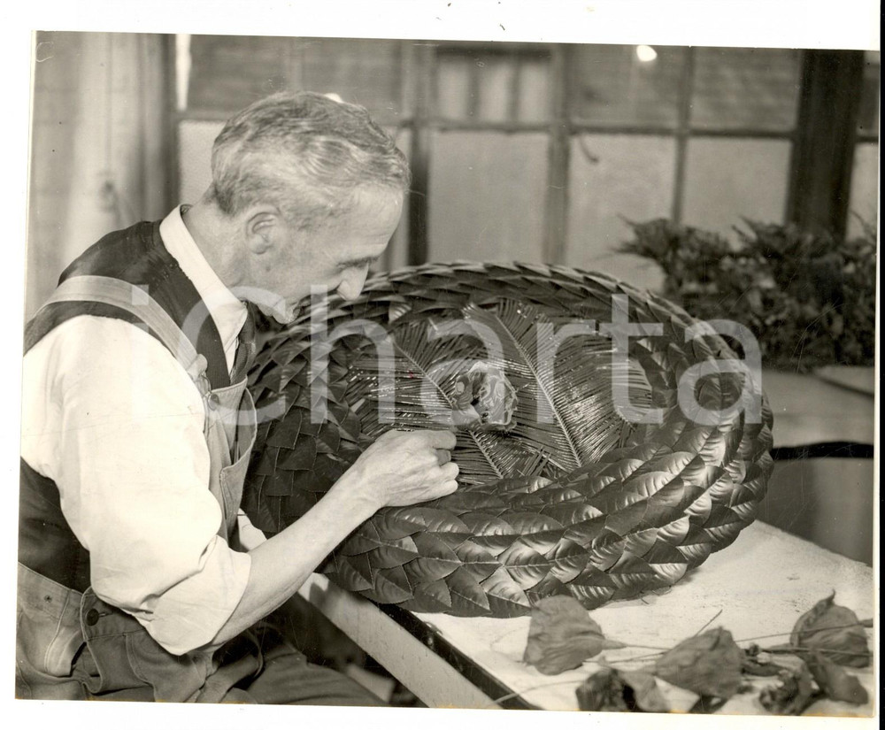 Fotografia d epoca originale 1954 RICHMOND UK Edgar HILL working on the Queen s tribute Photo 20x16 cm 1