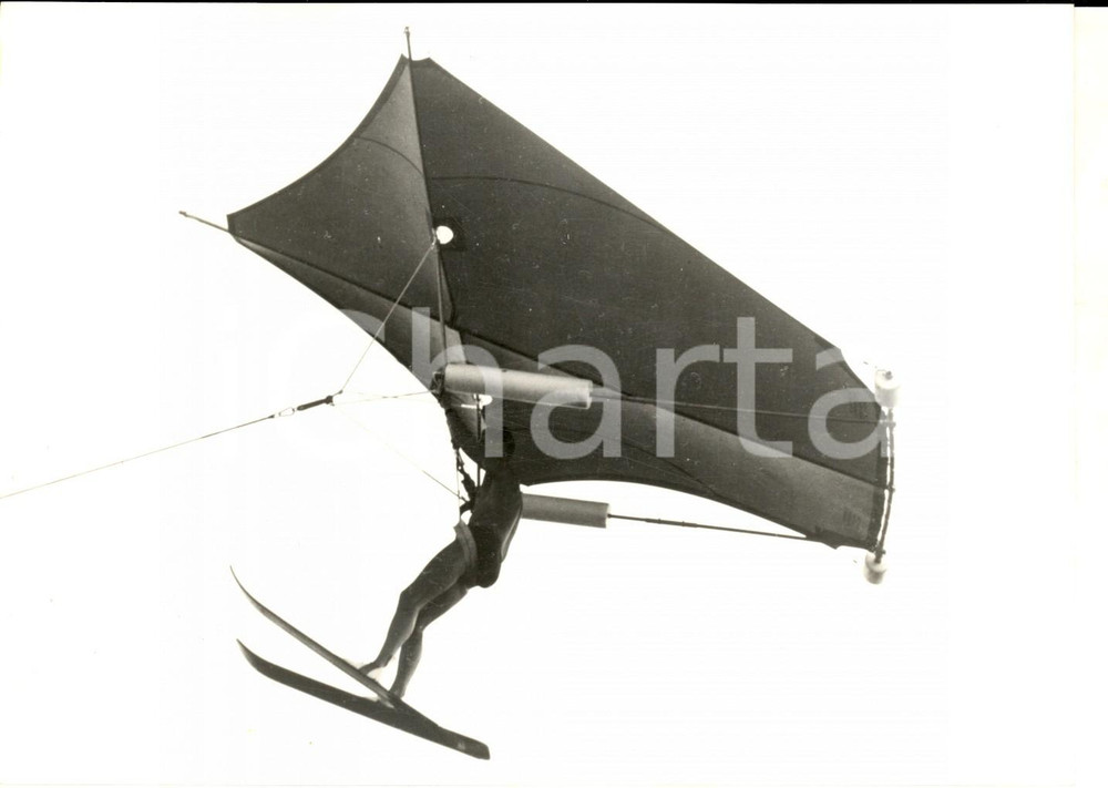 Fotografia d epoca originale 1967 SARNICO Lago d Iseo  Norbert JURGENS si esibisce nel cervo volante Foto 1