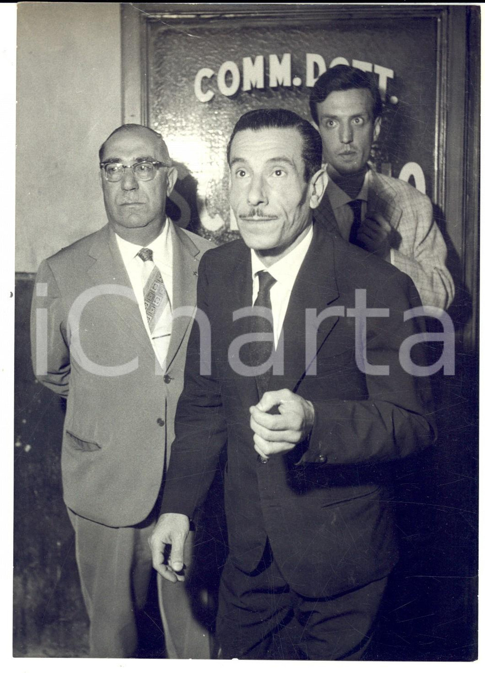 Fotografia d epoca originale 1959 NAPOLI Proprietario e polizia scientifica in gioielleria svaligiata Foto 1