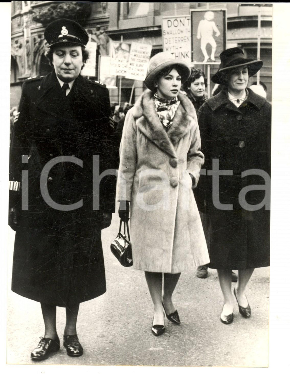 Fotografia d epoca originale 1962 LONDON Leslie CARON e Jacquetta HAWKES PRIESTLEY contro il nucleare Foto 1