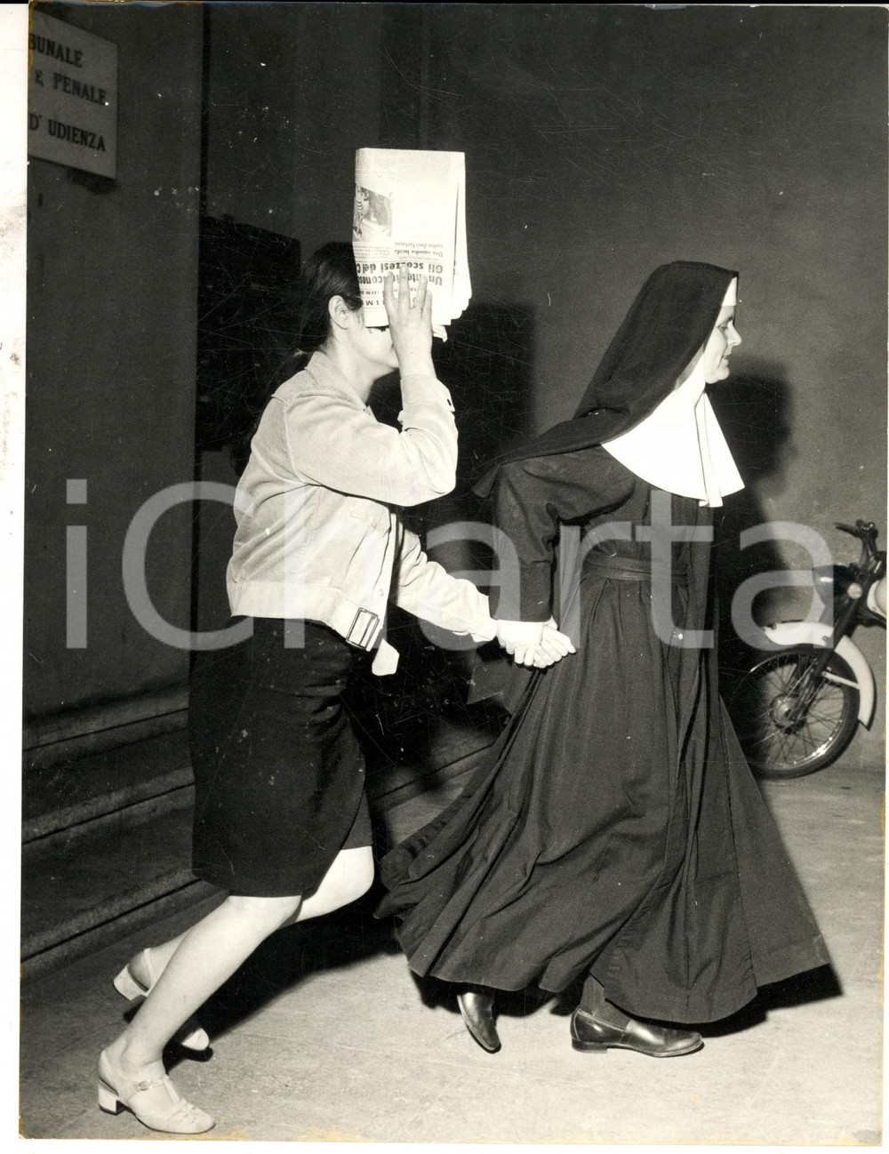 Fotografia d epoca originale 1967 NOVARA Graziella MIGLIETTA vittima al processo per convegni immorali Foto 1