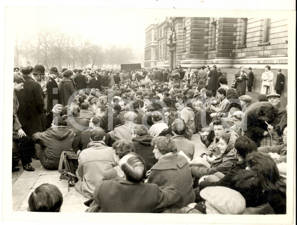 Fotografia d epoca originale 1960 ca LONDON La polizia vigila durante una manifestazione Foto 20x15 cm 1