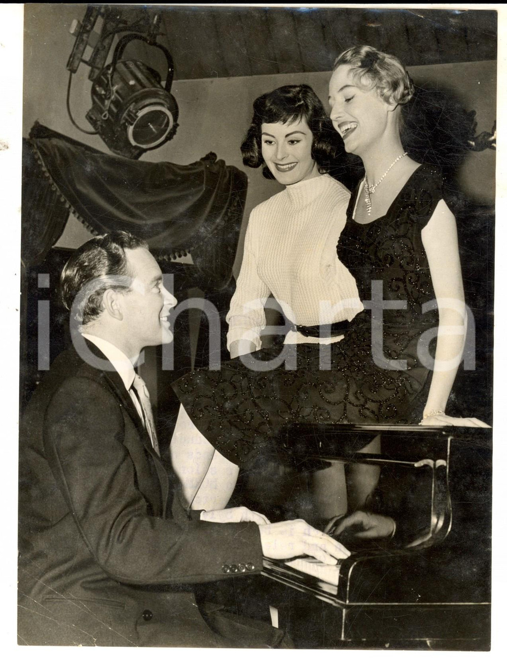 Fotografia d epoca originale 1957 SHEPPERTON UK Tony BRITTON serenading Norma MADEN and Karen FORDE Photo 1