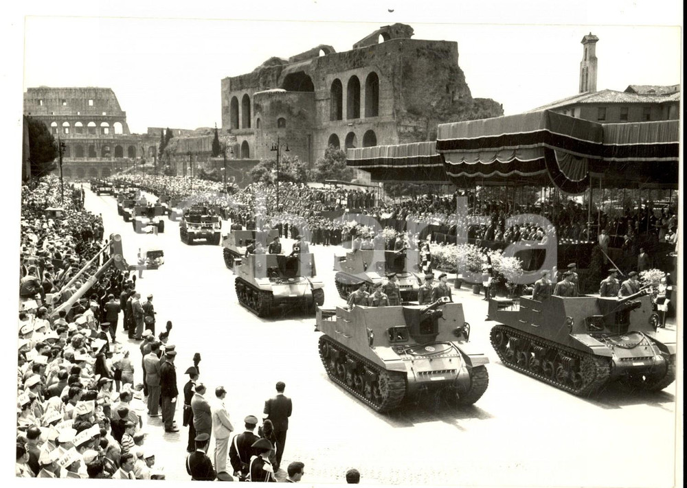 1958 ROMA COLOSSEO e FORI Parata militare per la festa della Repubblica *Foto