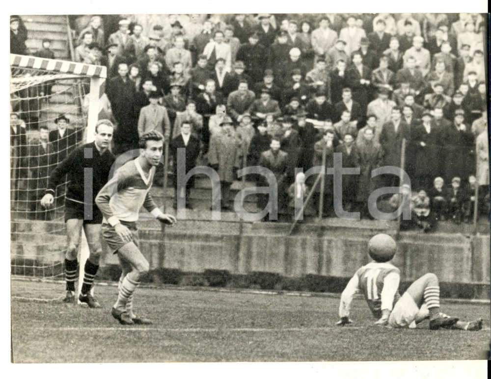 Fotografia d epoca originale 1960 ca CALCIO Un pallone al posto della testa Foto CURIOSA ILLUSIONE OTTICA 1
