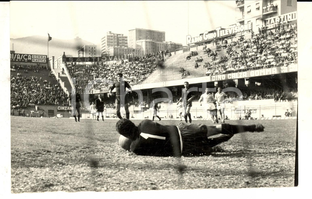 Fotografia d epoca originale 1960 ca CALCIO SERIE A GENOVA MARASSI Parata su tiro di Gastone BEAN Foto 18x13 1