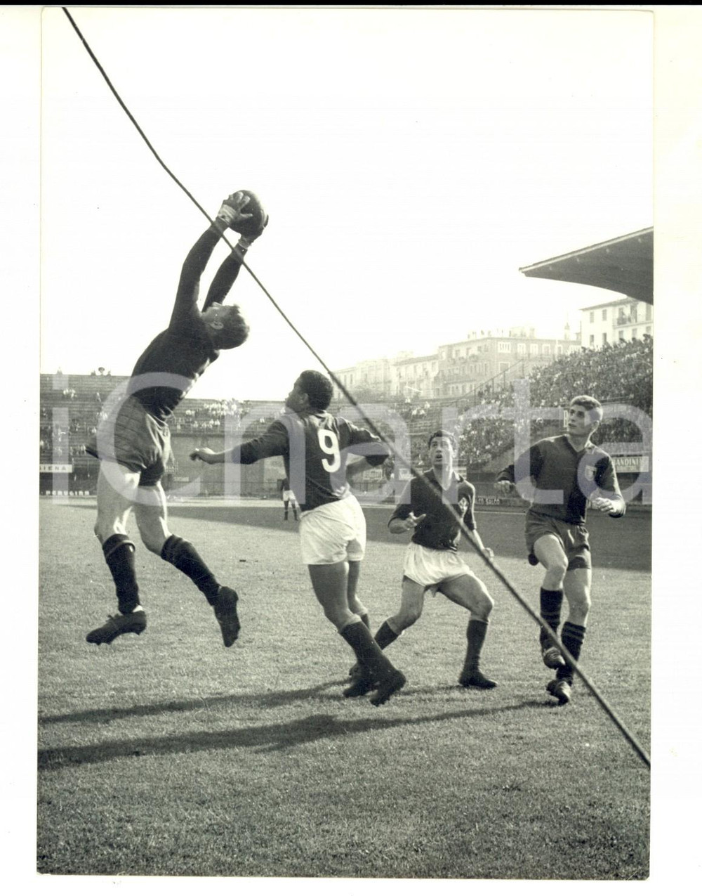 Fotografia d epoca originale 1959 CALCIO FIORENTINAGENOA Lorenzo PICCOLI para su Miguel MONTUORI Foto 1