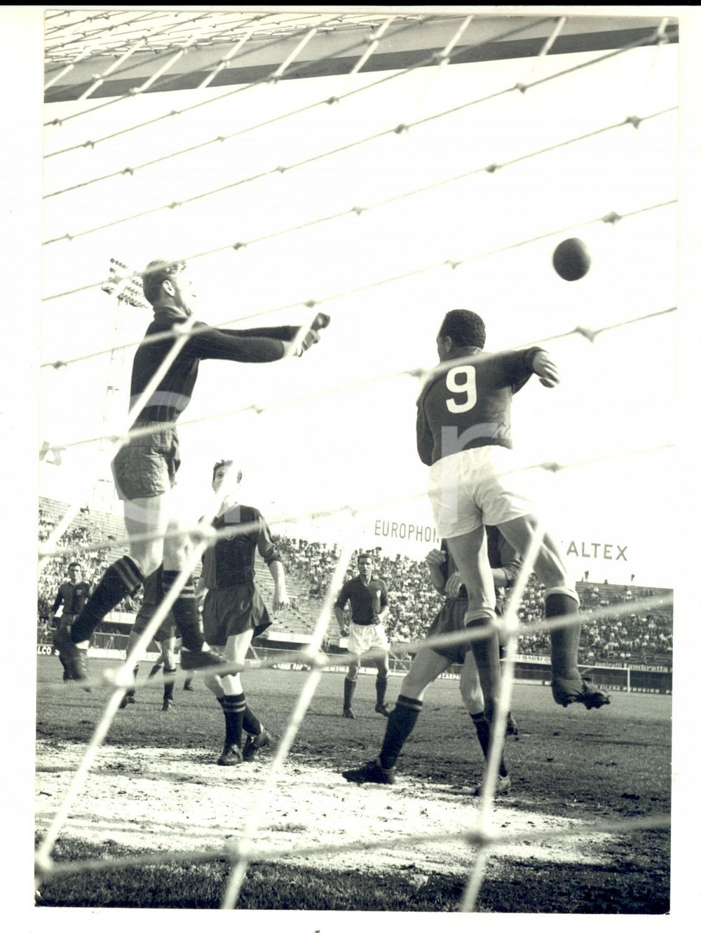 Fotografia d epoca originale 1959 CALCIO FIORENTINAGENOA Lorenzo PICCOLI devia su Miguel MONTUORI Foto 1
