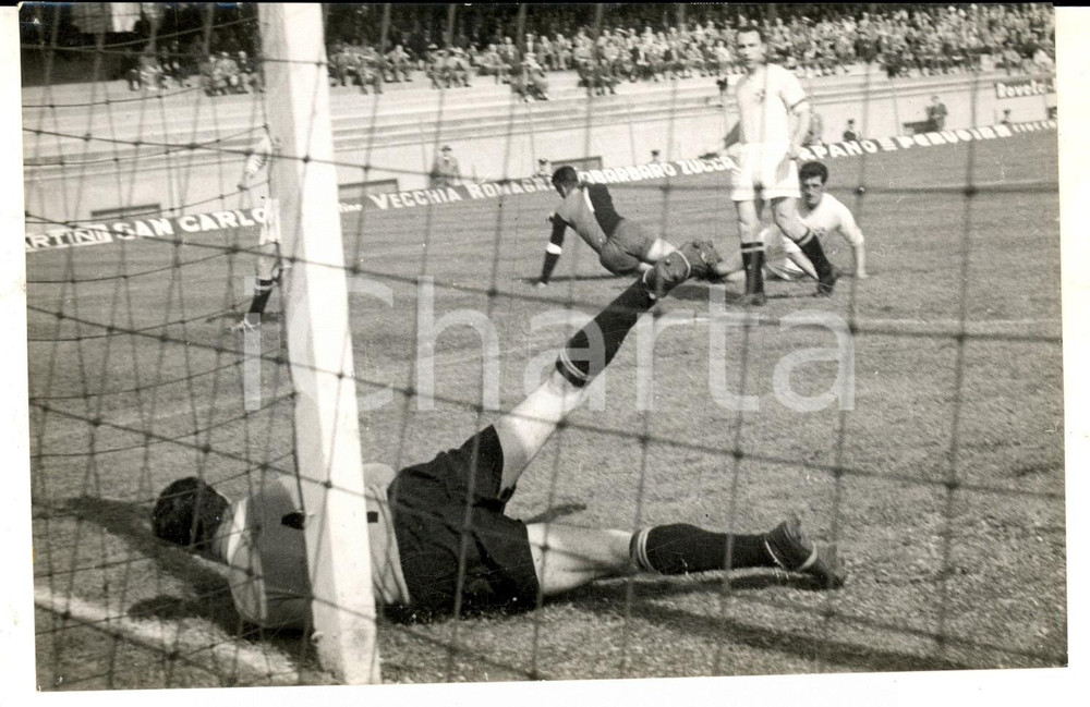 Fotografia d epoca originale 1960 ca CALCIO SERIE A GENOA MILAN Parata su tiro del MILAN Fotografia 18x13 1