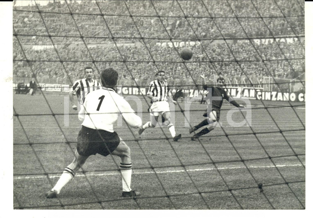 Fotografia d epoca originale 1959 CALCIO JUVENTUSGENOA Parata Giuseppe VAVASSORI su Paolo BARISON Foto 1