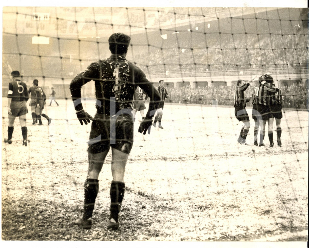 Fotografia d epoca originale 1959 CALCIO SERIE A INTERGENOA Festa dopo il goal di Antonio ANGELILLO Foto 1