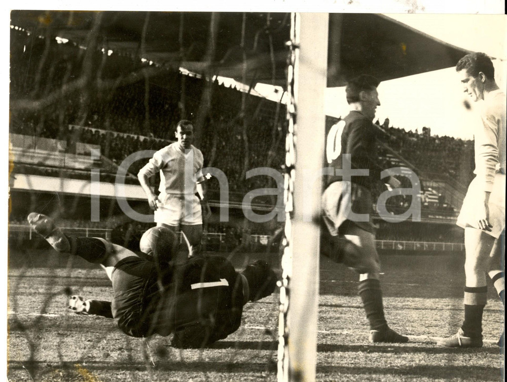 Fotografia d epoca originale 1958 CALCIO LAZIOGENOA 00 Parata di Idilio CEI su Mario PANTALEONI Foto 24x18 1