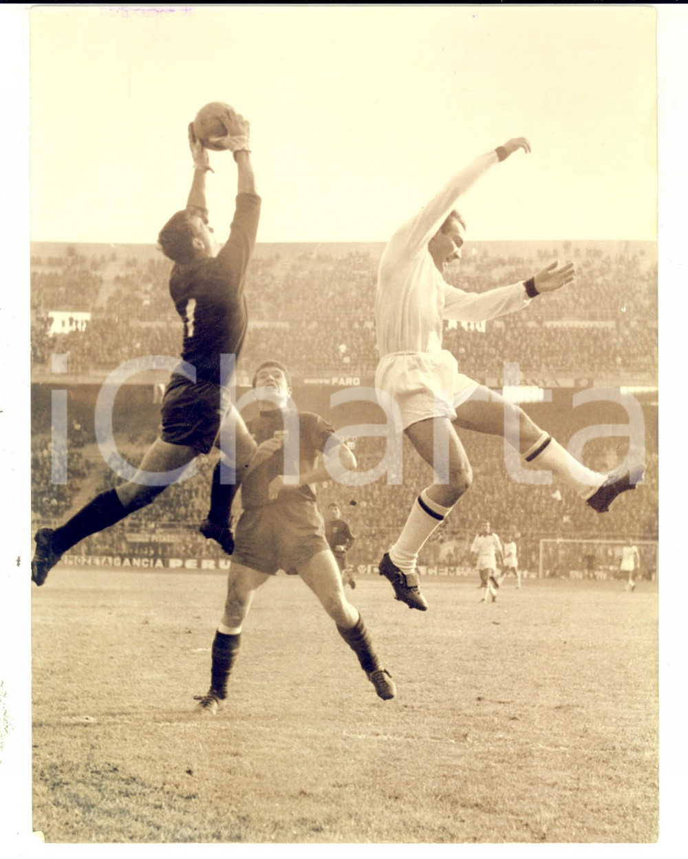 Fotografia d epoca originale 1963 CALCIO MILANGENOA Parata di Giancarlo GALLESI su JosÃ© ALTAFINI Foto 18x24 1