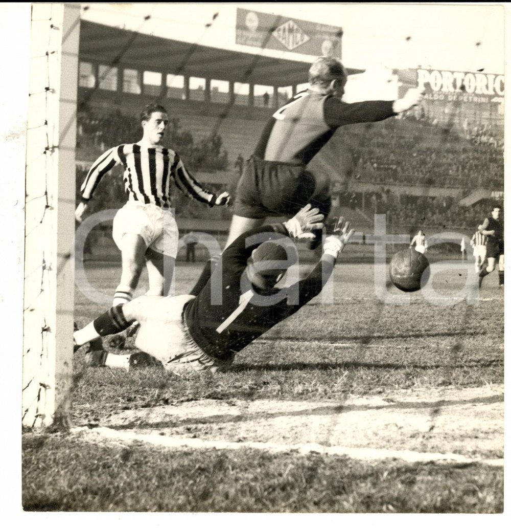 Fotografia d epoca originale 1954 CALCIO JUVENTUSGENOA 21 Antonio MONTICO segna la 1 rete Foto 18x20 1