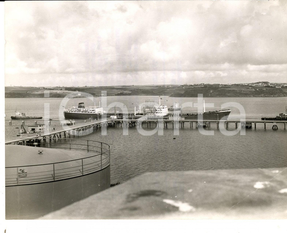 Fotografia d epoca originale 1960 ANGLE BAY UK BRITISH PETROLEUM First supertanker at new terminal Photo 1