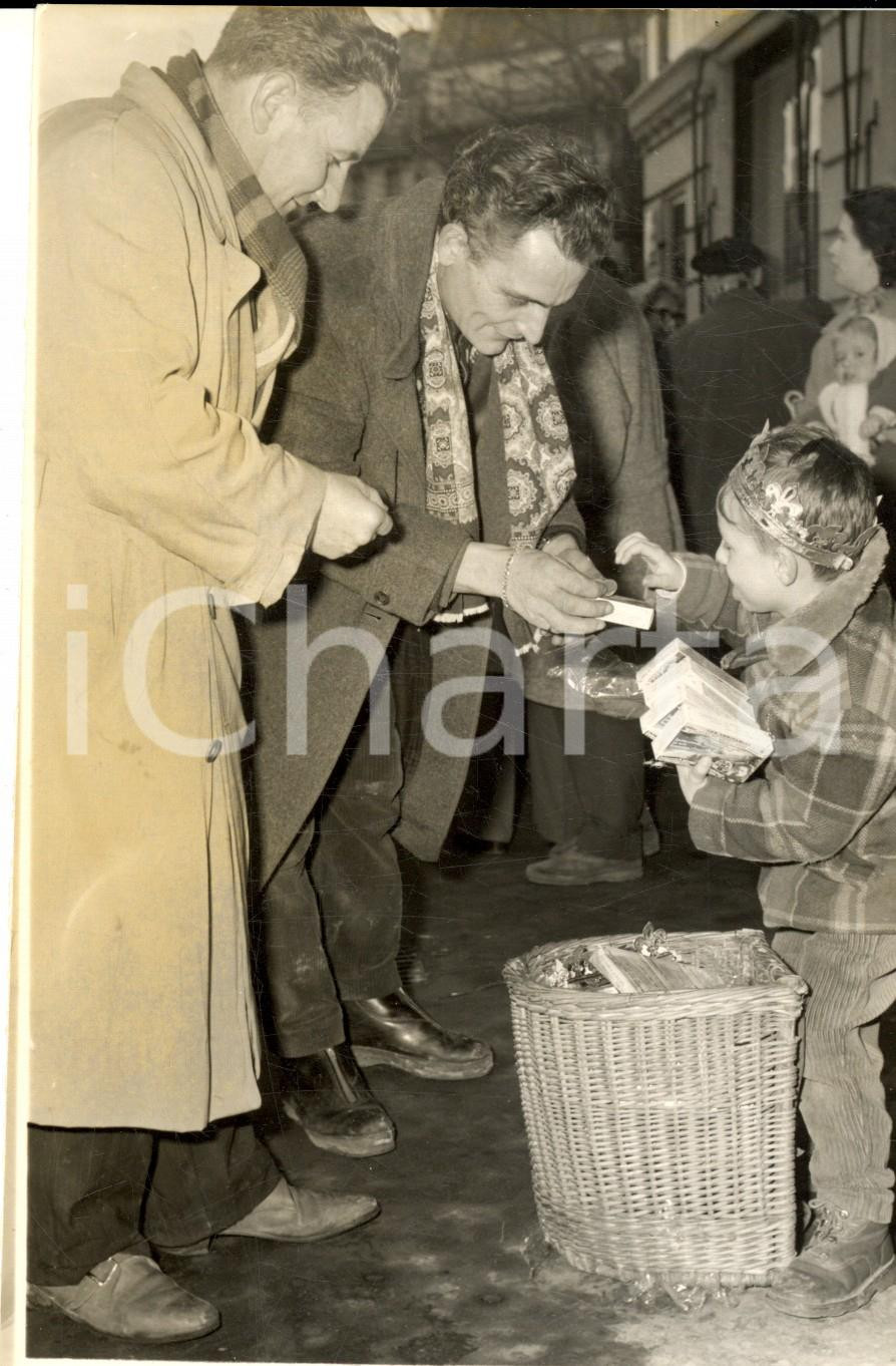Fotografia d epoca originale 1961 PARIS Bd MONTPARNASSE Le benjamin des camelots vendant des bonbons Photo 1