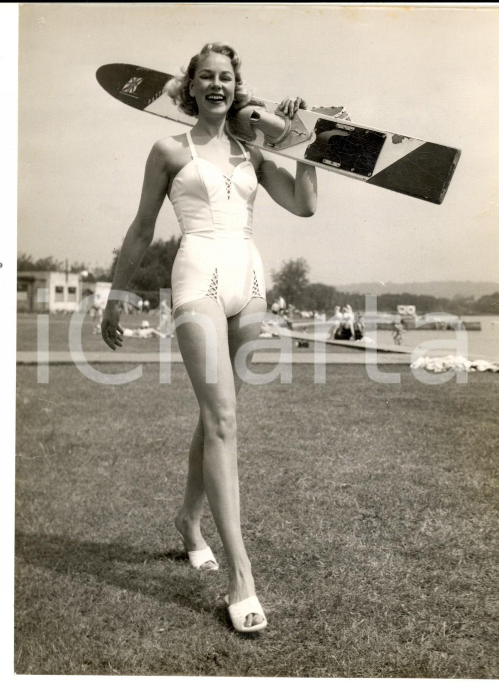 Fotografia d epoca originale 1957 RUISLIP LIDO UK Model Patti MORGAN arrives with her waterski Photo 15x21 1