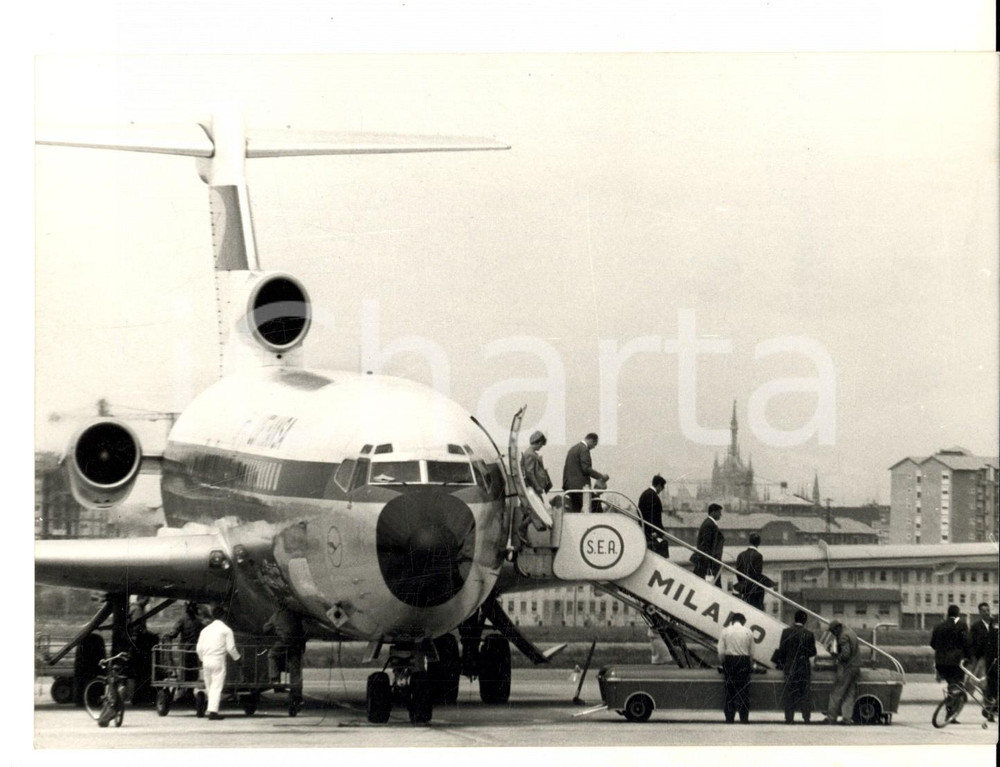 Fotografia d epoca originale 1967 MILANO LINATE Il Duomo sullo sfondo dell aeroporto Foto 18x13 1