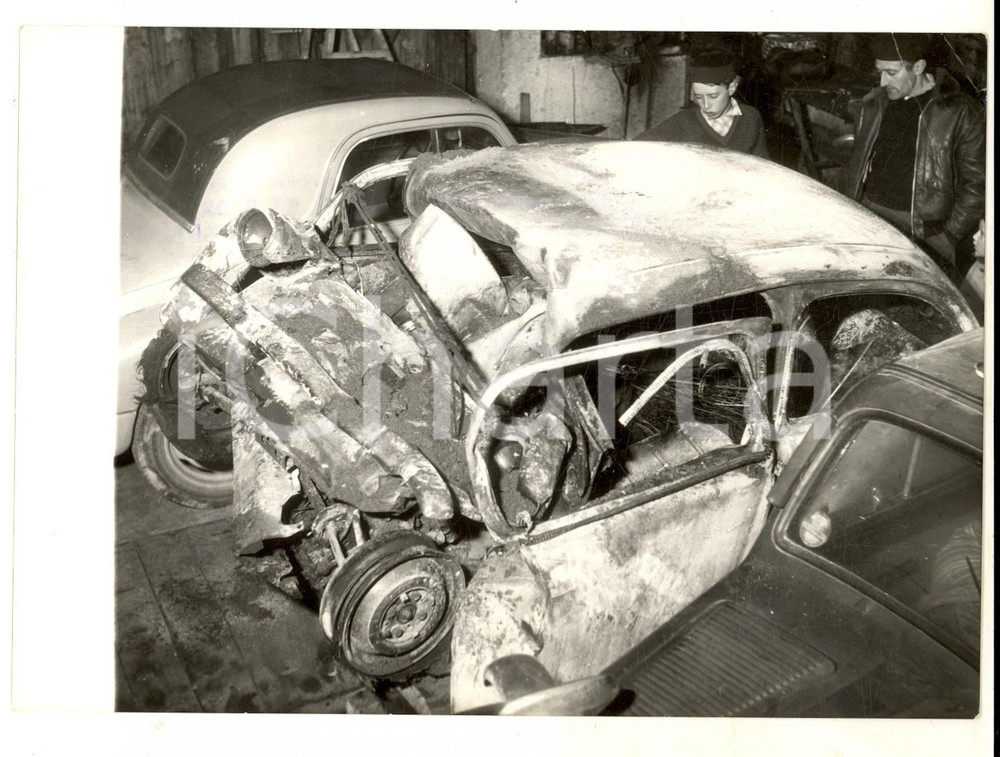 Fotografia d epoca originale 1959 GENOVA ARENZANO Auto FIAT 600 incendiata dopo grave incidente Foto 18x13 1