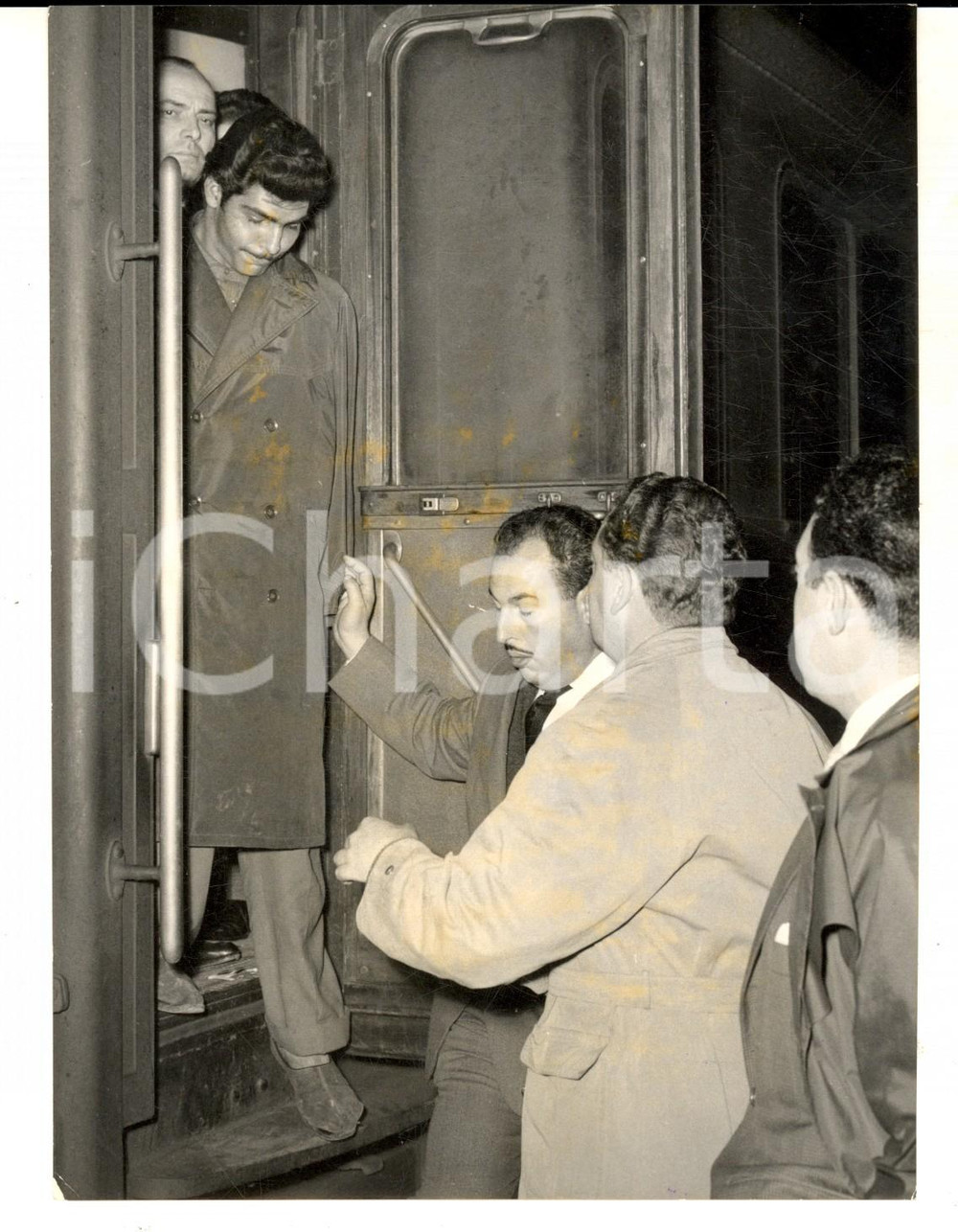Fotografia d epoca originale 1959 MILANO Arrestato rapinatore Vittorio KEMICH detto MIMI  LO ZINGARO Foto 1