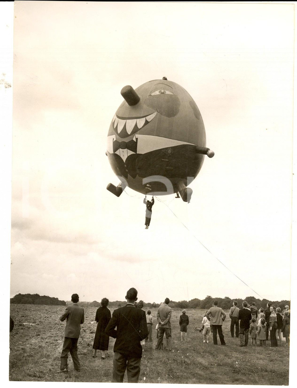 Fotografia d epoca originale 1959 FARNBOROUGH UK RAF Station  Jump with Humpty Dumpty balloon Photo 15x20 1