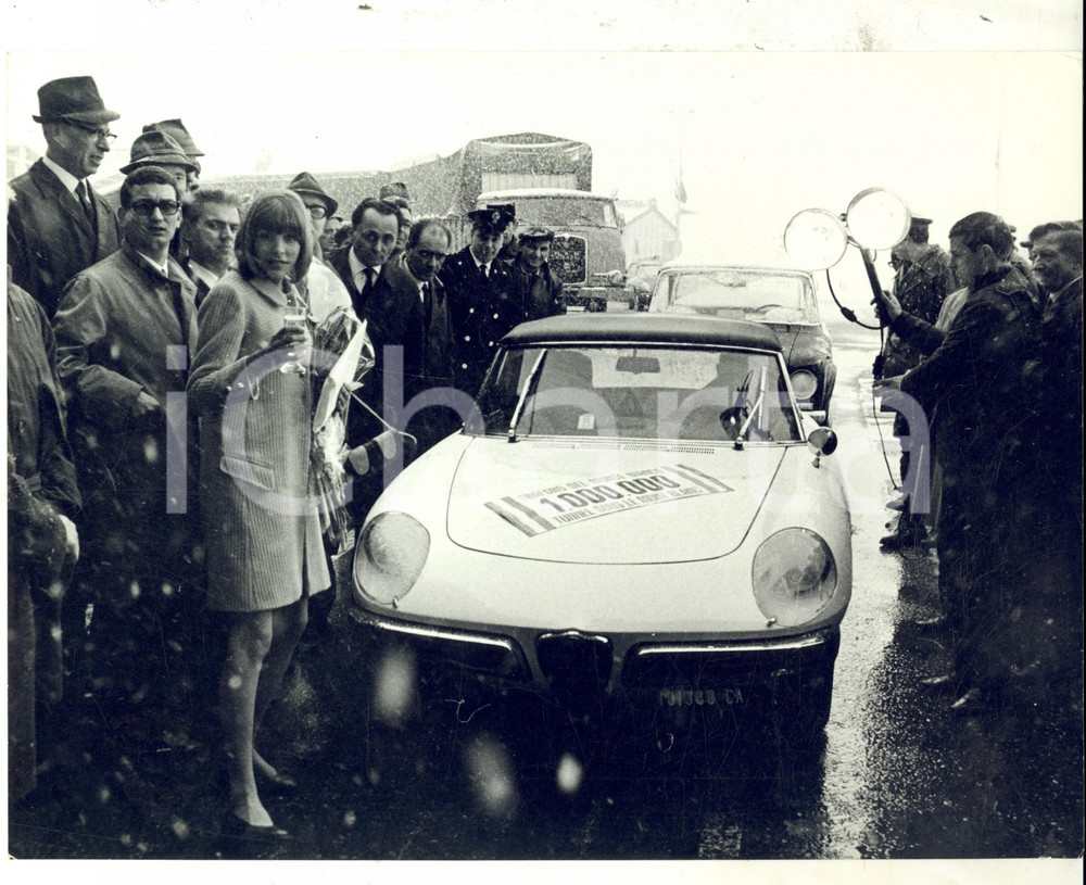 Fotografia d epoca originale 1967 MONTE BIANCO Arrivo ALFA ROMEO della valletta Marisa SANNIA Foto 24x18 cm 1